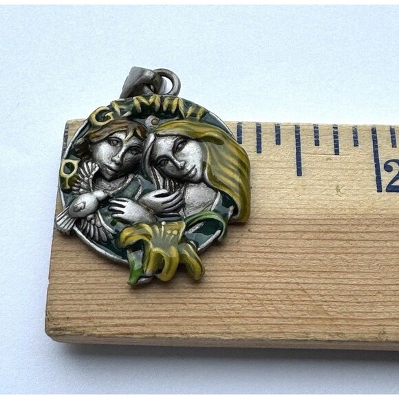 Vintage Gemini Twins Pewter & Enamel Charm Pendant Zodiac 3D Textured Green Ylw - Picture 4 of 5